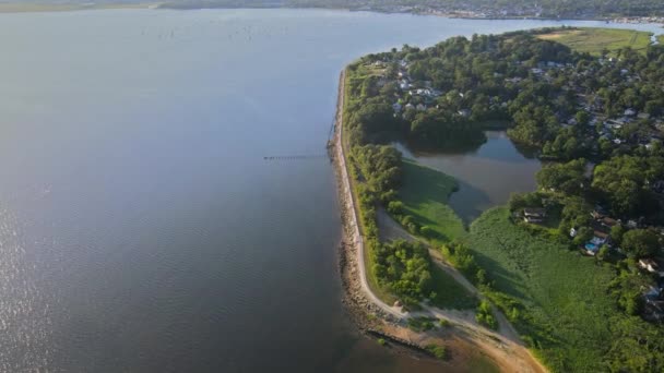 Antenni merinäköala, kaunis hiekkaranta kaupunki ulottuu kaukaisuuteen — kuvapankkivideo