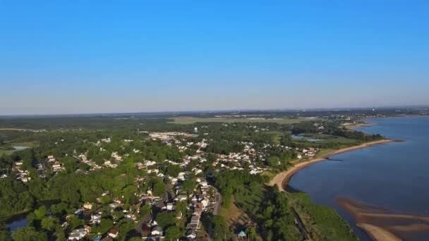 Flybilde av vakre urbane landskap små kystbyhavslandskap på vann om sommeren – stockvideo