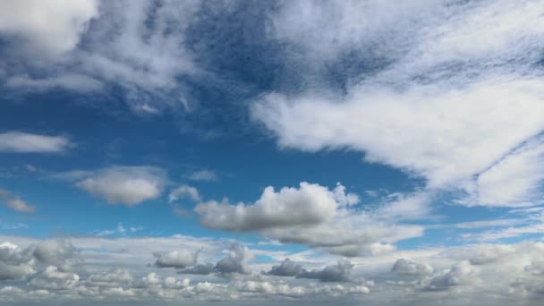 Wolkenbild weiße flauschige Kumuluswolke am blauen Himmel sonniger Tag erstaunlicher Zeitraffer — Stockvideo