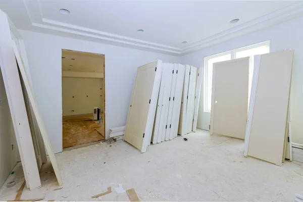 Wachtende Voorbereiding Installeren Van Binnendeuren Voor Ruimte Verbouwing Materiaal Nieuw — Stockfoto