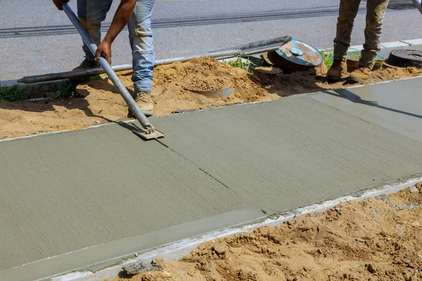Proces Instalacji Budowy Nowych Chodników Układających Betonowy Cement — Zdjęcie stockowe