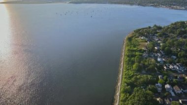 Küçük bir köyün insansız hava aracı körfez panoramik manzarası NJ USA