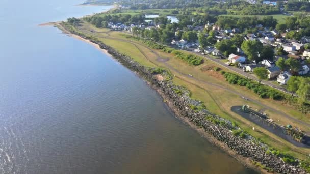 Antenni näkymä meren rannalla asuinalueella rantakaupunki lahdella NJ USA — kuvapankkivideo