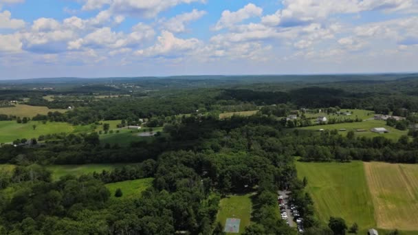 Pensilvanya 'nın Pocono dağları panoramik tarım arazileri ormanlar mavi gökyüzü — Stok video