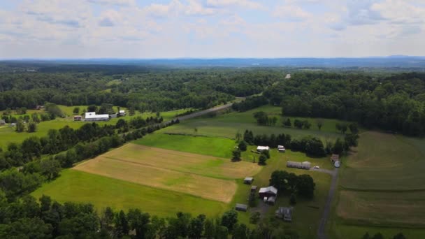 Pennsylvania Pocono dağlarındaki çiftçi köyünün manzarası panoramik ABD — Stok video