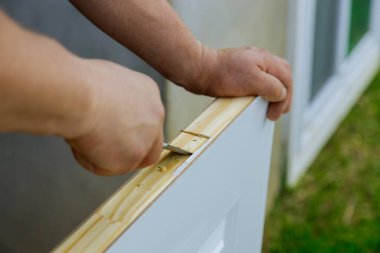 Menteşe ahşap kapı montajı için hazırlandı keskiyle çalışan bir menteşe