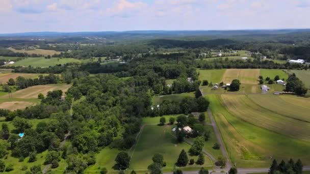 Çiftlik arazilerinin panoramik manzarası. Dağlar, ormanlar. Pennsylvania 'nın Pocono Dağları' ndaki mavi gökyüzü.. — Stok video