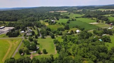 Pennsylvania 'nın Pocono dağlarındaki yeşil arazi köyü manzarası panoramik ABD