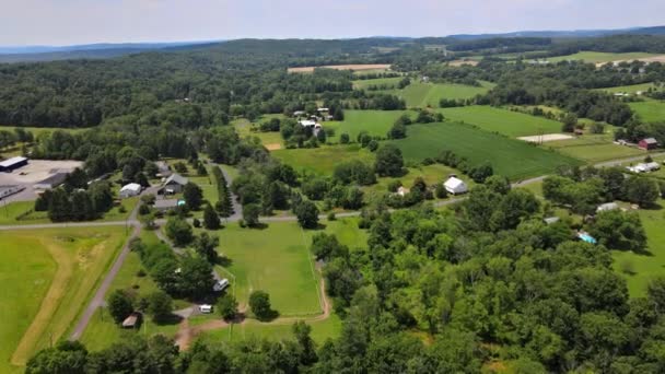 ペンシルベニア州の風景の山の中で緑のフィールドの村のシーンの空中ビューパノラマUSA — ストック動画