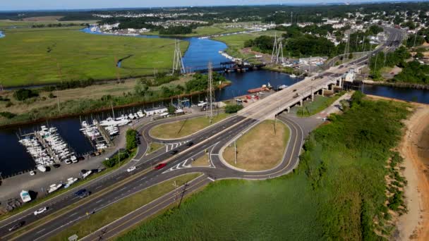 Panoramatický high-úhel drone pohled na krásné přístav na pláži čluny mola — Stock video