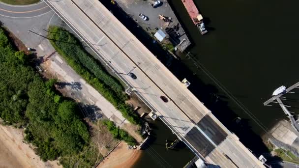 Panoramique grand angle yacht parking dans la marina vue aérienne du dessus des bateaux