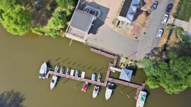 Güzel evler manzaralı bir nehir manzaralı özel evlerin olduğu yerler Pier sürat teknesi bir marina