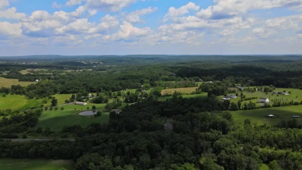 Lesy a pole v horách Pocono z Pensylvánie krajina panoramatický výhled na krásné modré nebe — Stock video