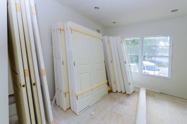İç döşeme ahşap kapılar yeni apartman için bir bekleme kurulumu