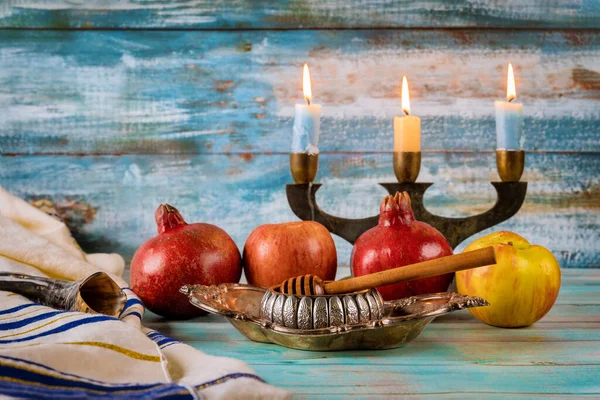 苹果和蜂蜜 传统的犹太食品 犹太新年玫瑰 哈斯哈娜 甜言蜜语和寿司 — 图库照片