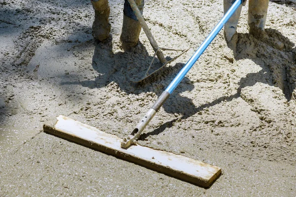 Kładąc Nowy Chodnik Mokrym Betonie Świeżo Wylewanych Chodnikach — Zdjęcie stockowe