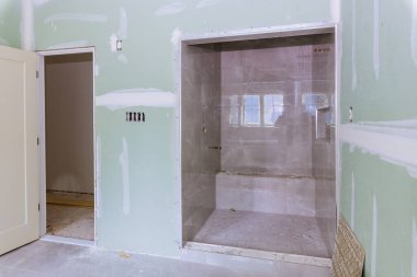 Banyo yenilenmiş, banyo yenilenmiş, banyoda tadilat için bej kiremitlerle dolu.