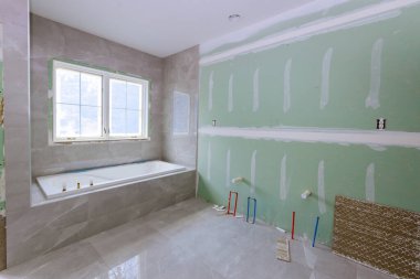 İnşaat aşamasında yeni bir küvet ev banyosu tadilatı, yeni lavabolar için boru tesisatı.