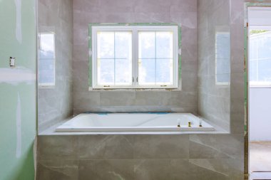 Ev yapımı küvet duvarları tadilattan sonra döşenmiş ana banyo alçıpan yaması