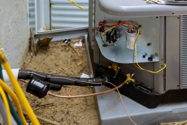 Müşteri evine klimanın açık hava ünitesini kurmak