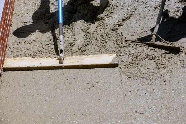 Konstruktionsfyllningsform Med Cement Och Grusarbetare Häller Cement För Trottoaren Betongarbeten — Stockfoto