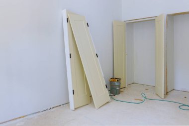 Bir iç ahşap kapılar. Yeni ev için bir garsonluk kurulumu.