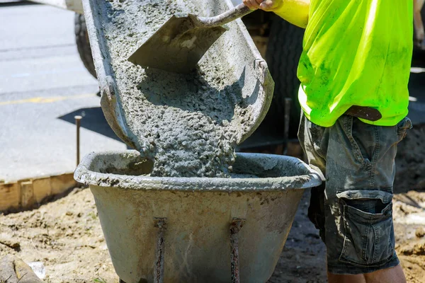 Carrinho Mão Com Cheia Cimento Concreto Caminhão Betoneira Trabalhador Industrial — Fotografia de Stock