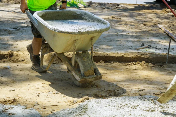 Robotnik Budowlany Pcham Taczka Beton Przy Budownictwo Inżynier Budownictwo — Zdjęcie stockowe