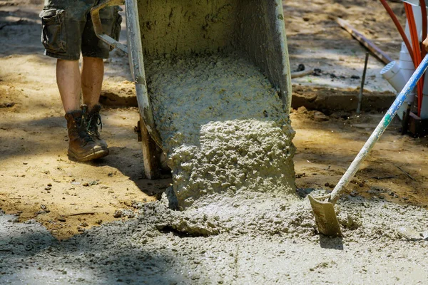 Construction Filling Formwork Cement Worker Pour Cement Sidewalk Concrete Wheelbarrow — Stock Photo, Image