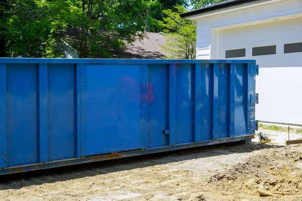 金属容器ハウス改修時の金属ゴミ建設ゴミ捨て場 — ストック写真