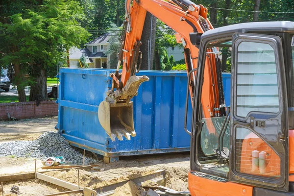 建設現場で働く掘削機のグループミニ掘削機とゴミコンテナ建設ダンプ — ストック写真