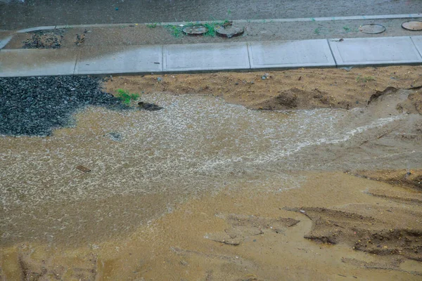 豪雨が街中に降り注ぎ — ストック写真