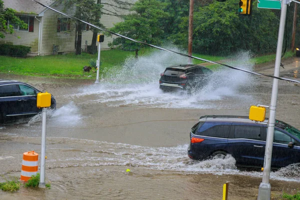 Wasser Spritzt Straße Überflutet Starkregen Auf Wohnstraße Während Gehweg Auto — Stockfoto