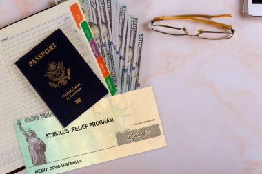 Küresel salgın Covid 19 tecrit uyarıcısı finansal fatura hükümet şahsi çekleri 100 dolarlık banknotlar
