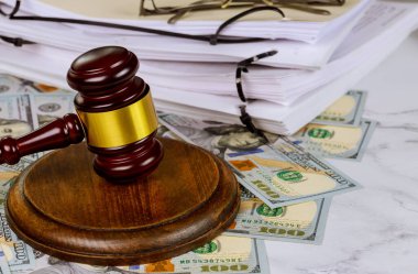 Çalışılan hukuk belgesiyle birlikte dosya klasöründe işyeri yasama ofisinin hakiminin tokmak sembolü