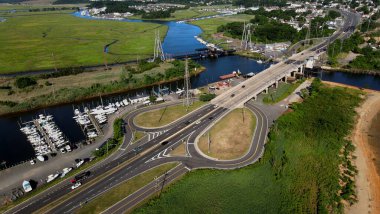 Güzel bir okyanus marinası havadan görünüşü sahil teknelerinin rıhtımlarında bir sahil yerleşim alanı.