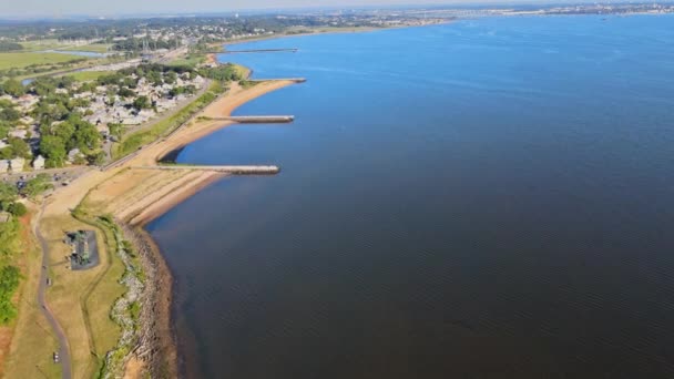 Havkystutsikt over havet, vakker sandstrandby som strekker seg langt – stockvideo