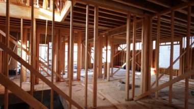 İnşaat halindeki bir evin yeni inşaat iskeleti