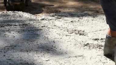 İşçi inşaatçıları el arabalı mikser kamyonuyla temel oluşturma sürecinde inşaat işçileri..