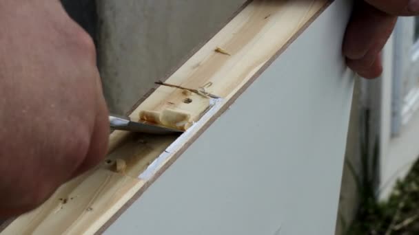 Türscharnier und Montagebohrungen für das Türinnenscharnier Holzmeißel — Stockvideo