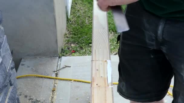 Ajtópántok, amelyek zsanérok faajtóra történő felszerelésére előkészített vésővel működnek — Stock videók