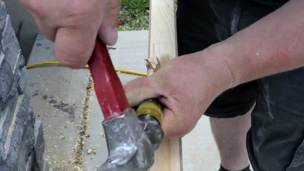 Furos de corte para a dobradiça da porta cinzel de madeira cortando ranhura — Vídeo de Stock