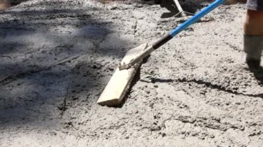 Yeni dökülmüş kaldırımlara ıslak betonla yeni bir kaldırım döşemek.