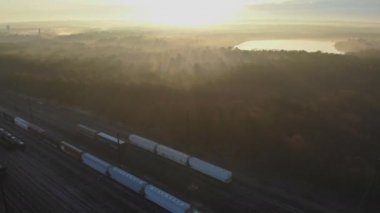 Sabahın erken saatlerinde sisli kuş manzarası.