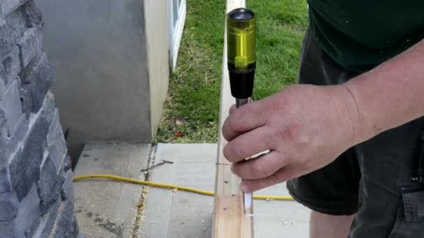 Instalação de porta de madeira de uma dobradiça trabalhando com cinzel preparado para montagem em uma dobradiça — Vídeo de Stock