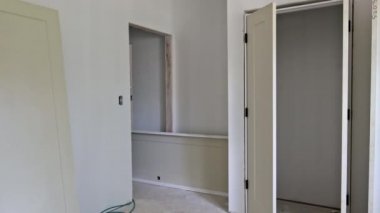 Bir iç ahşap kapılar yeni apartman için bir bekleme tesisi.