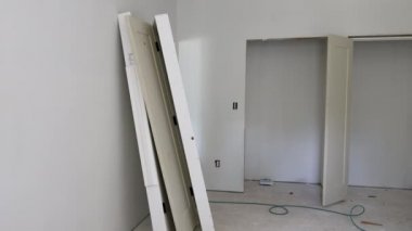 Yeni ev dekorasyonu için iç kapılar kurulmasını bekliyorum.