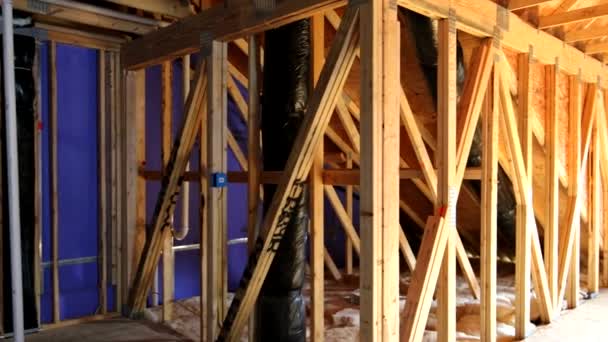 Izolacja termiczna w procesie budowy budynku na poddaszu nowo wybudowanego domu — Wideo stockowe