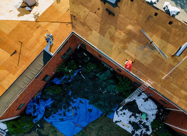 Trabalhador Construção Telhado Telhas Substituição Casa Instalou Novas Telhas Edifício — Fotografia de Stock