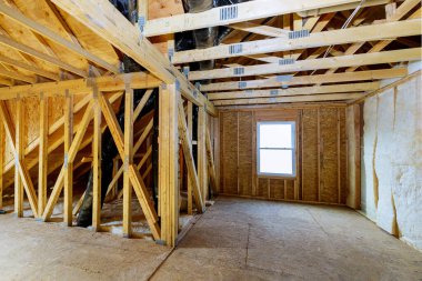 Yalıtım köpüğüyle kaplanmış, tamamlanmamış bir ev. Tavan arası duvarları.